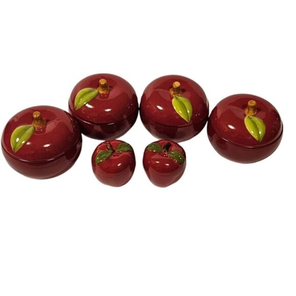 Temp Tations by Tara Covered Bakewear with matching Salt and  Pepper Shakers - Picture 2 of 5